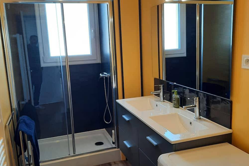 Entire apartment, Apartment 70m2 3 bedrooms with 3 double beds in Troyes, Aube