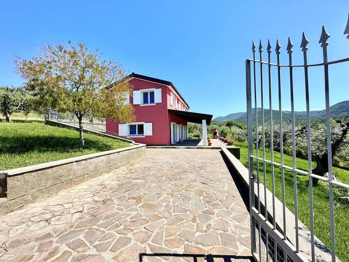 Villa per 6 persone, con panorama e terrazza nonché giardino a San Vincenzo