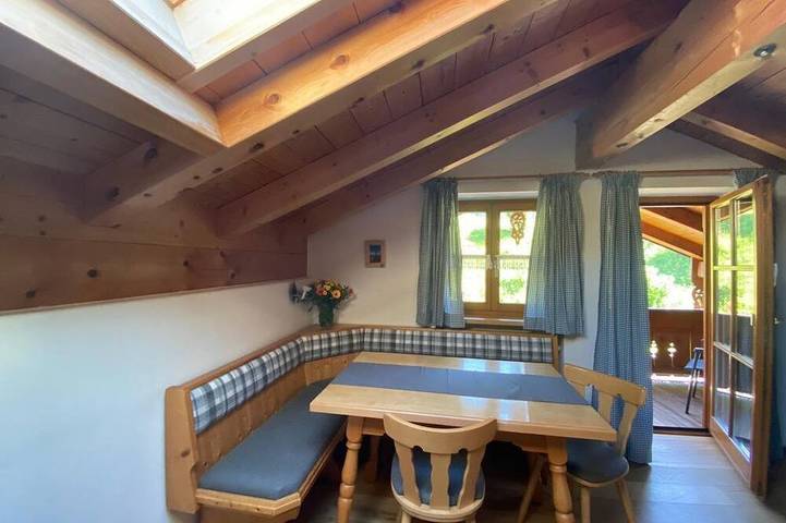 Ganze Wohnung, Haus Hager - Ferienwohnung im Dachgeschoss mit Südbalkon in Weissbach an der Alpenstrasse, Schneizlreuth