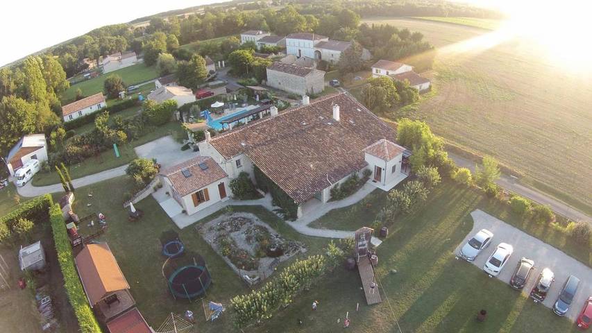 Location de vacances pour 4 personnes, avec Terrasse et Jacuzzi ainsi que Jardin et Piscine à Nantillé