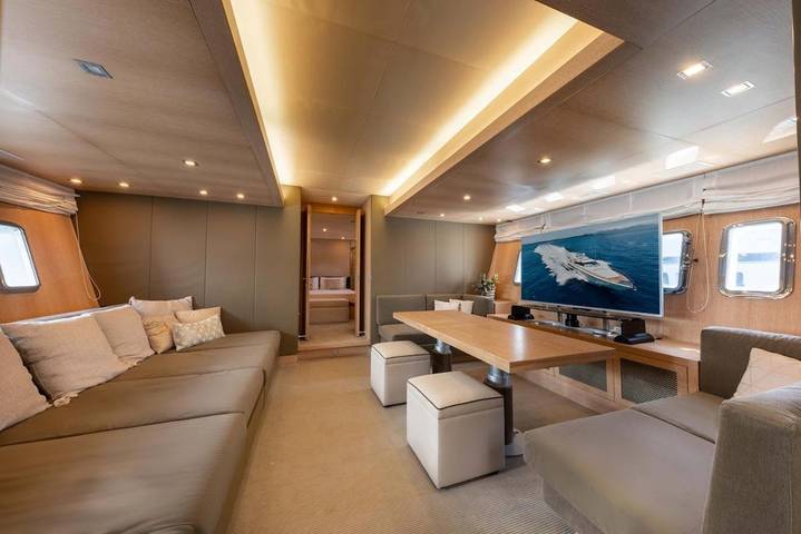 Bateau pour 6 personnes, avec terrasse et vue, animaux acceptés dans Port Pierre Canto Cannes - 3