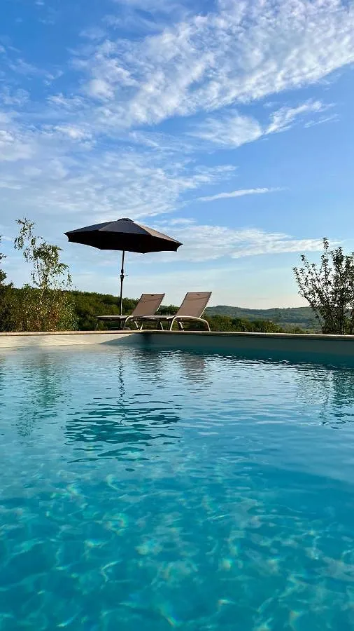 Casa de vacaciones para 2 personas, con vistas además de jardín y piscina - 1
