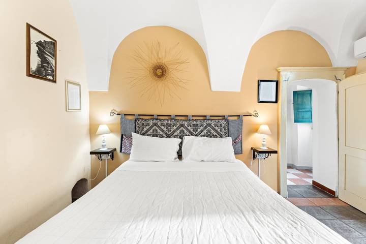 Romeo & Giulietta Rooms: double room on the second floor in the historic center of Bosa in Bosa, Planargia
