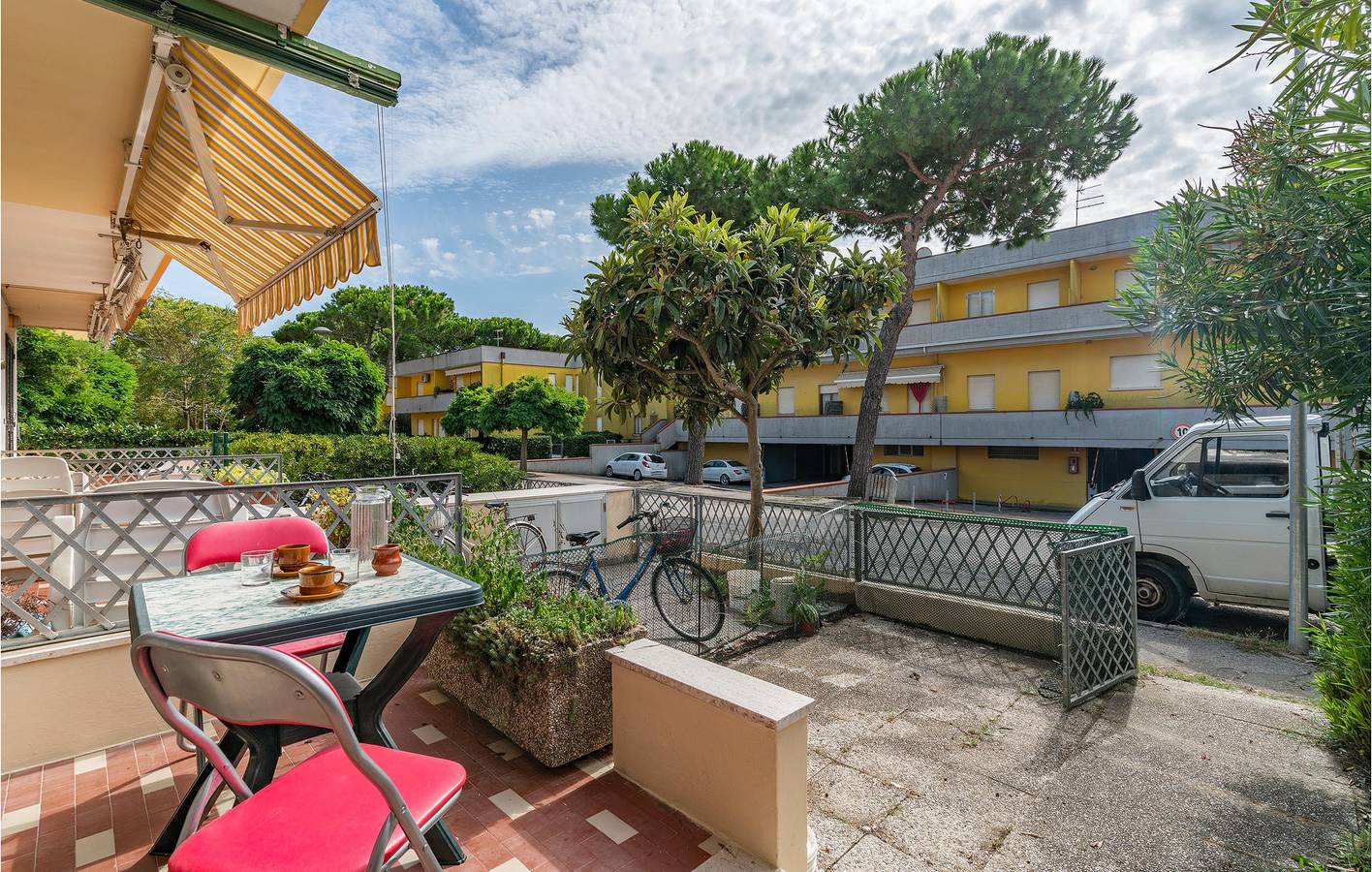 Appartement au rez-de-chaussée avec climatisation, parking et cuisine, à 300 m de la plage. in Rosolina Mare, Polesine