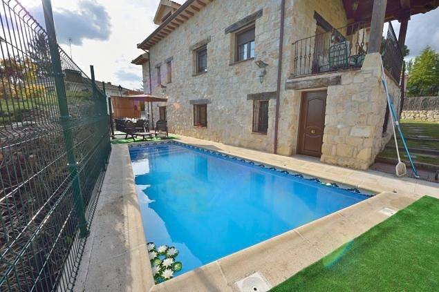 Location de vacances pour 16 personnes, avec vue ainsi que jardin et piscine, animaux acceptés à Las Navas del Marqués - 2
