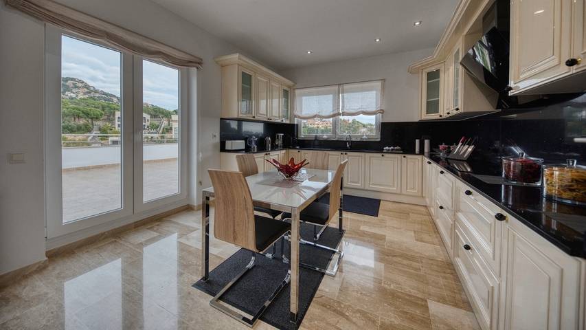 Villa 'Costacabana - Madison' mit privatem Pool, privater Terrasse und WLAN in Central Lloret de Mar, Lloret de Mar