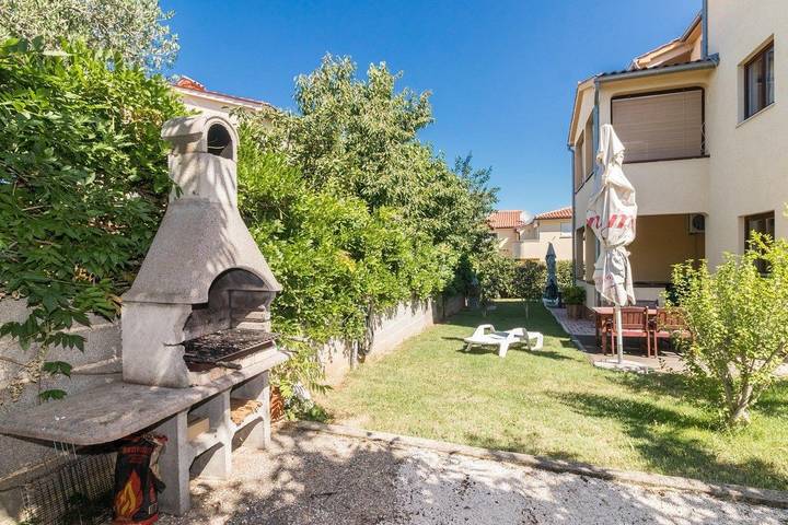 Apartamento entero, Apartamento de vacaciones para 4 personas con jardín in Stinjan, Pula