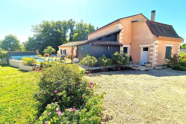 Location de vacances pour 8 personnes, avec jardin à Coursac