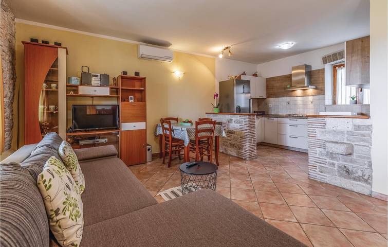 Ganze Ferienwohnung, Gemütliche Ferienwohnung mit WLAN, Parkplatz und Terrasse in der Nähe des Stadtzentrums von Peroj in Fažana (Kroatische Adria), Fazana