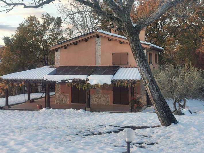 Casa vacanza per 6 persone, con panorama e piscina nonché giardino in Matelica