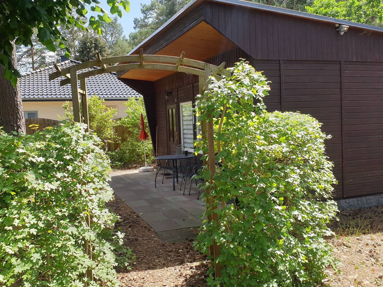 Ganze Wohnung, Holz-Bungalow mit Terrasse in Borkheide, Mittelmark
