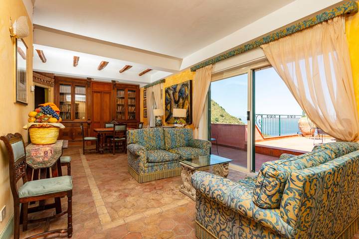 Villa 'Storica Taormina' with Sea View, Wi-Fi and Air Conditioning in Taormina, Messina Province
