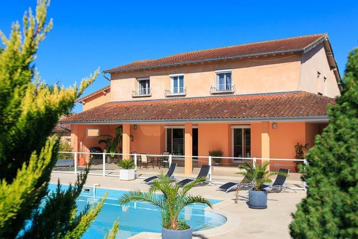 Gîte for 14 people, with pool and garden - 1