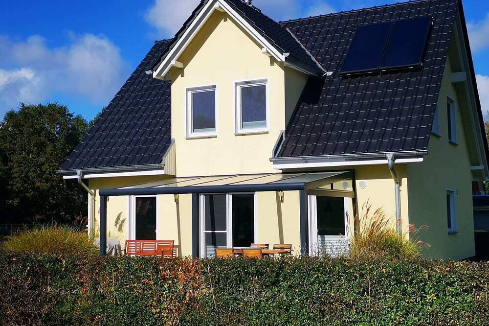 Ferienhaus exklusiv in Strandnähe, Sauna,Kamin, familienfreundlich,Wlan,Garten in Wiek, Rügen