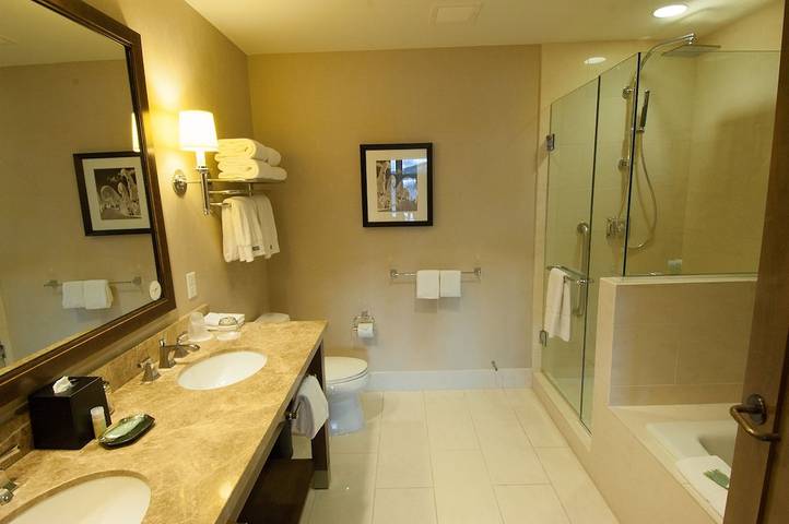 Vacation rental for 8 people, with hot tub and yard as well as pool and sauna in Avon