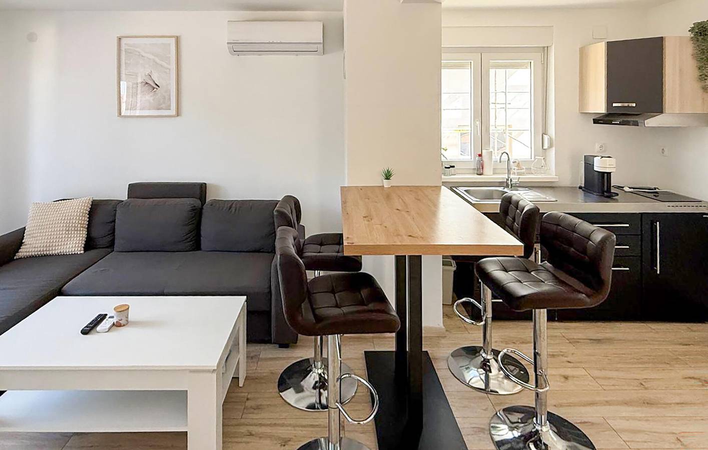 Ganze Ferienwohnung, Apartment am Meer mit Terrasse, Parkplatz und WLAN – 700 m vom Strand entfernt in Povljana, Pag