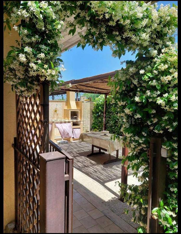 Appartamento per 5 persone, con panorama e giardino nonché piscina, adatto a famiglie con bambini a Sant'Anna (Catane)