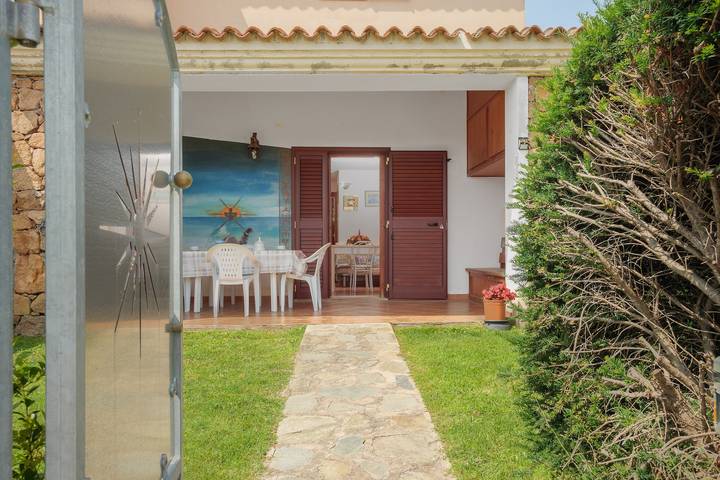 Villa 'Villino Grazia 2' avec terrasse privée, jardin et climatisation in San Teodoro, Olbia-Tempio