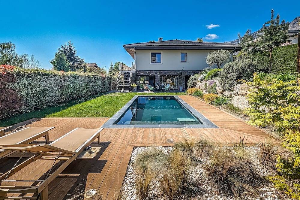 Spacious villa at the foot of the chartreuse 12p. 5 bedrooms, pool. mountain view in Saint-Nazaire-les-Eymes, Isère