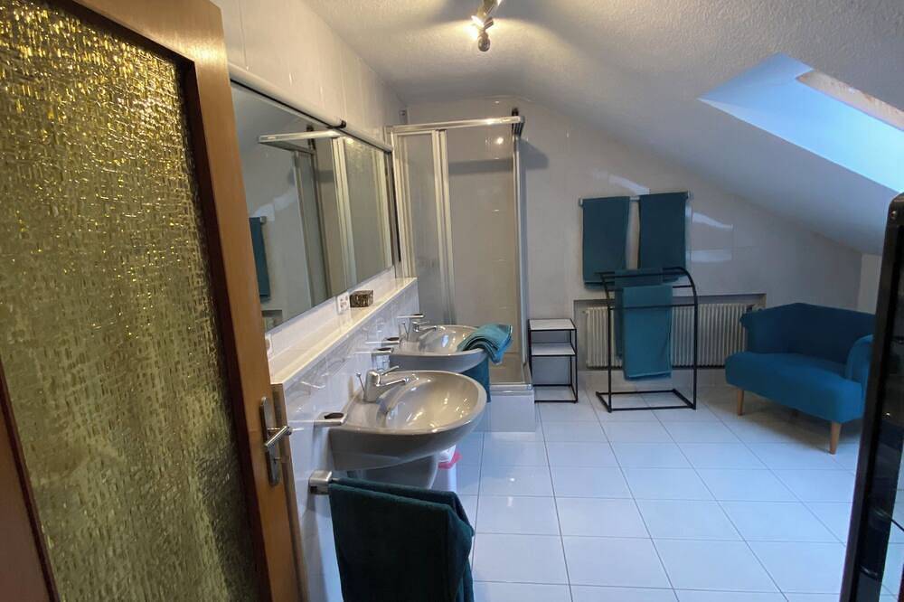 Ganze Wohnung, Großzügige Ferienwohnung ca. 100 qm mit Balko und schöner Aussicht in Parkstein, Naturpark Nördlicher Oberpfälzer Wald