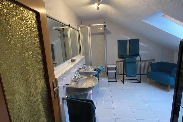 Ganze Wohnung, Großzügige Ferienwohnung ca. 100 qm mit Balko und schöner Aussicht in Parkstein, Naturpark Nördlicher Oberpfälzer Wald