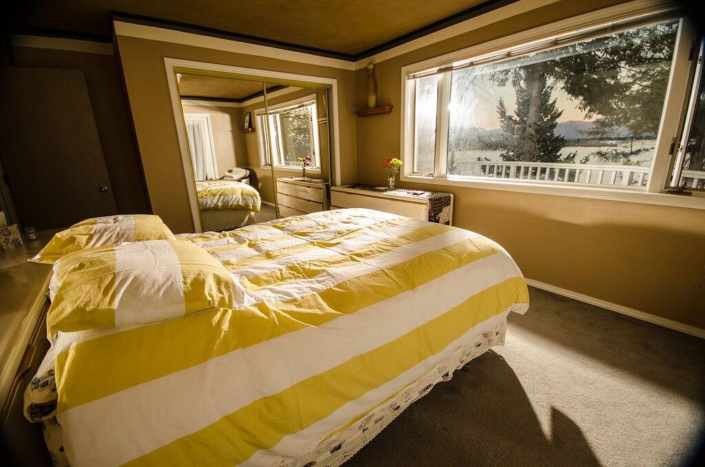 Haus am See mit Whirlpool, Dock, tolle Aussicht aus dem Wohnzimmer und Schlafzimmer in Flathead Nationalwald