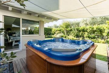 Villa für 8 Personen, mit Whirlpool und Pool sowie Garten am Gardasee