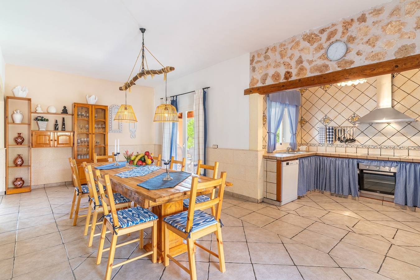« Villa Manuela » avec piscine à débordement, jardin et Wi-Fi (taxes incluses) in Portopetro, Santanyí