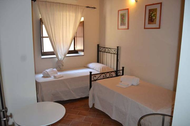 Appartamento intero, Trilocale con Balcone in Borgo Medievale con piscina,tennis, vicino al mare in Campiglia Marittima, Costa degli Etruschi