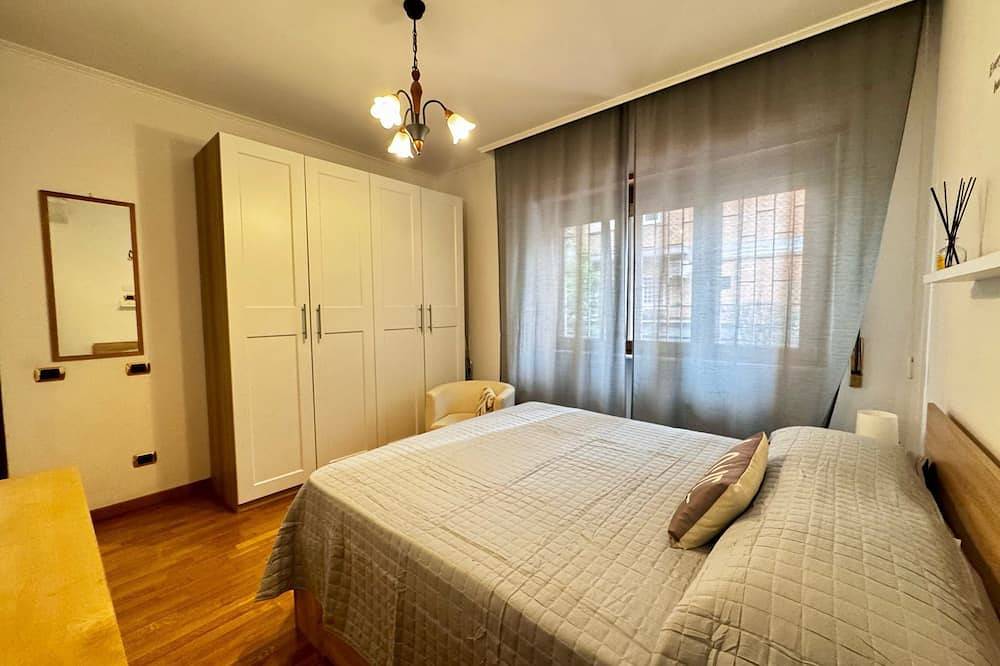 Entire apartment, Vacation House In Ostia Levante With 6 Beds - Adjacent Lido Nord Station in Ostia, Rome
