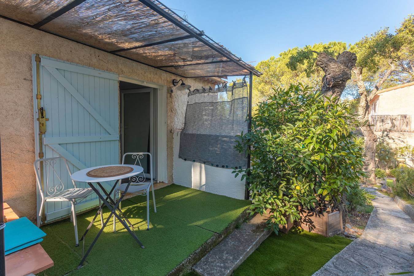 Chambre d’hôtes « Au Jardin Des Couleurs » avec vue sur la montagne, Wi-Fi et climatisation in Pierrefeu-du-Var, Région de Toulon