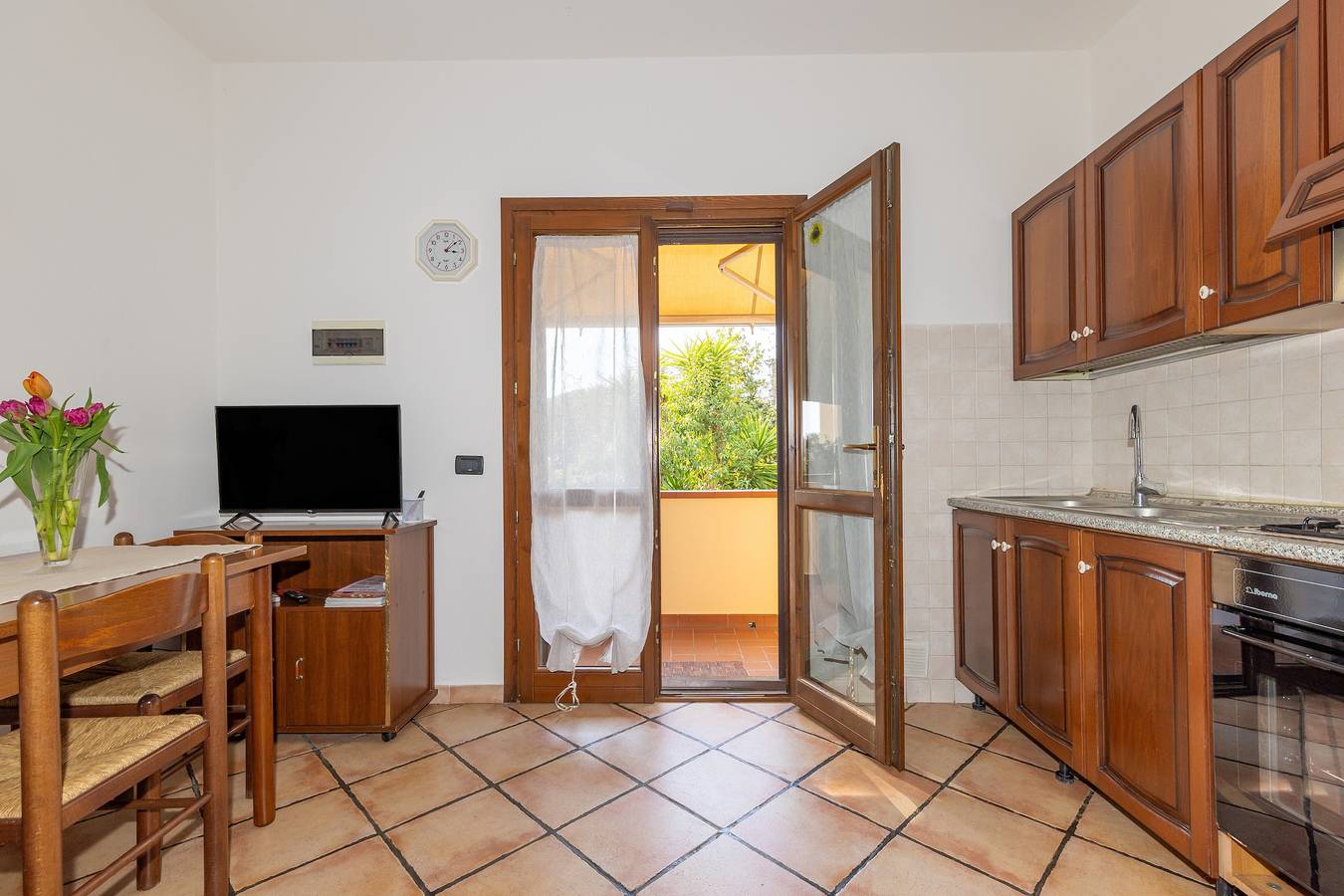 Geheel appartement, Appartement 'Via Gorizia 8 - Rosa' met gedeelde tuin, wifi en airconditioning in Cecina, Etruskische kust