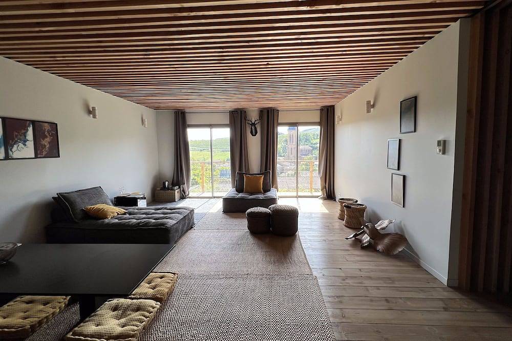 Maison avec Spa et sauna dans les pierres dorées. Vue imprenable sur le château. in Jarnioux, Beaujolais
