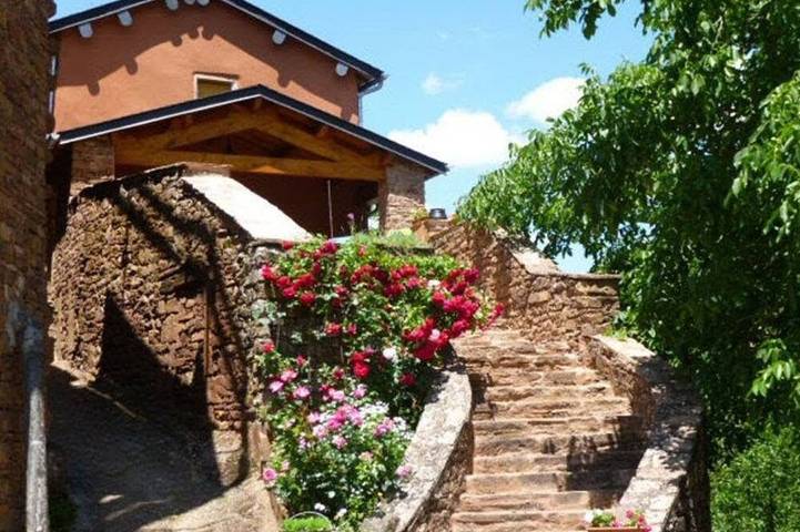 Gîte pour 4 personnes, avec terrasse à Laval-Roquecezière