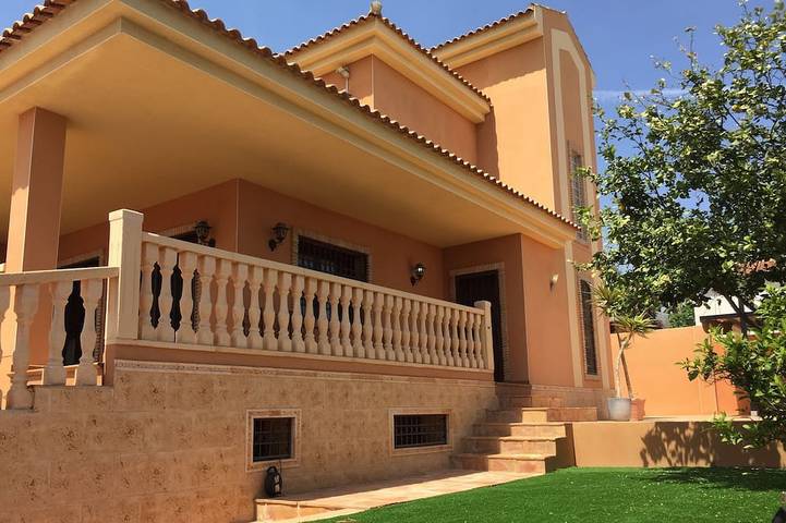 Chalet für 10 Personen, mit Balkon und Whirlpool in Torrevieja