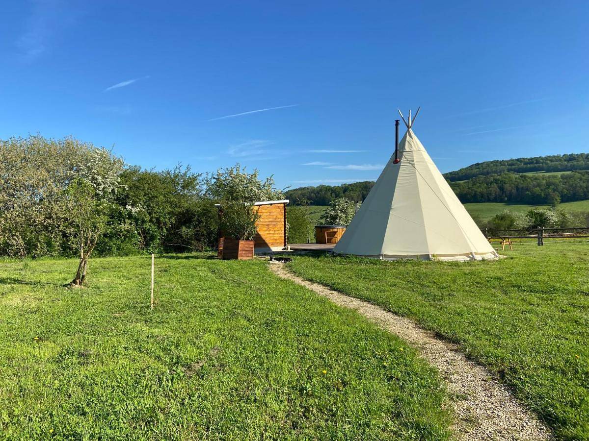 Nuit insolite en Tipi avec bain nordique privatif, petits déjeuners inclus in Médonville, Neufchâteau (Frankrijk)