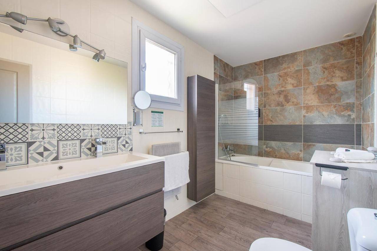 Appartement entier, Guesthouse La Costière - logements indépendants - espace piscine jacuzzi in Lunel, Côte méditerranéenne (France)