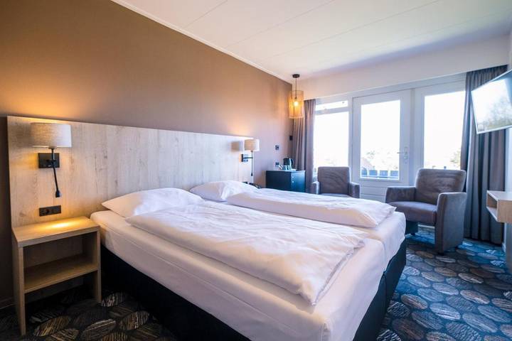 Hotel voor 2 personen, with Terras and Tuin as well as Zwembad and Sauna in Nes