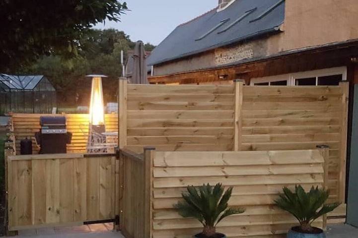 Gîte pour 4 personnes, avec terrasse ainsi que jardin et jacuzzi, animaux acceptés à Ménéac