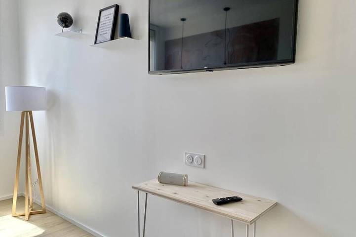 Entire apartment, Studio Fully renovated Standing Wifi Netflix Downtown location in Rochefort, Rochefort region