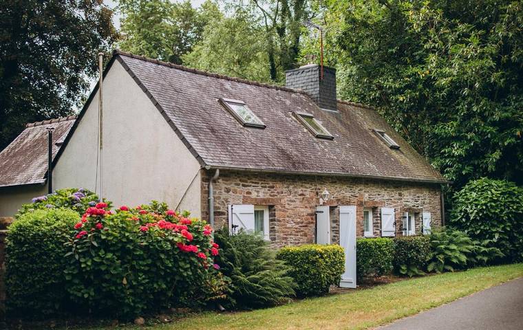 Location de vacances pour 5 personnes, avec piscine ainsi que jardin et vue à Saint-Goazec