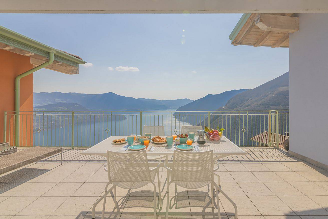 Appartamento intero, Enjoyiseolake - Monet - splendida vista sul lago con piscina in Parzanica, Comune di Parzanica