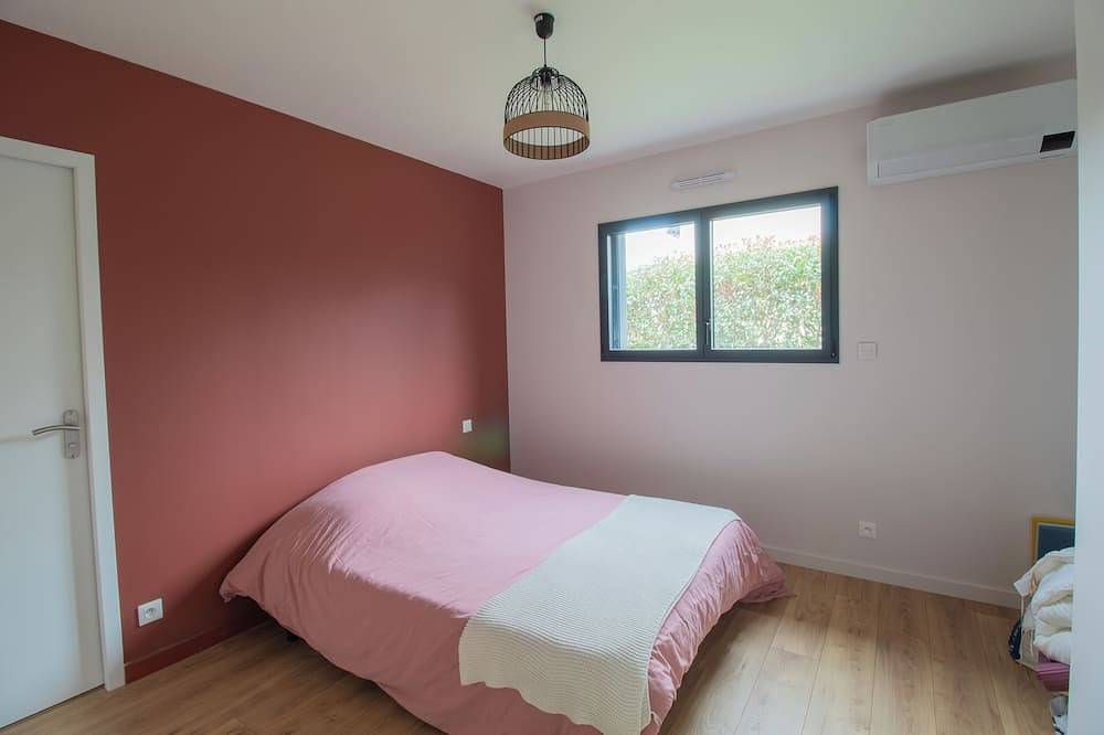 Contemporary family home with outdoor pool and garden in Prinquiau, Valle del Loira