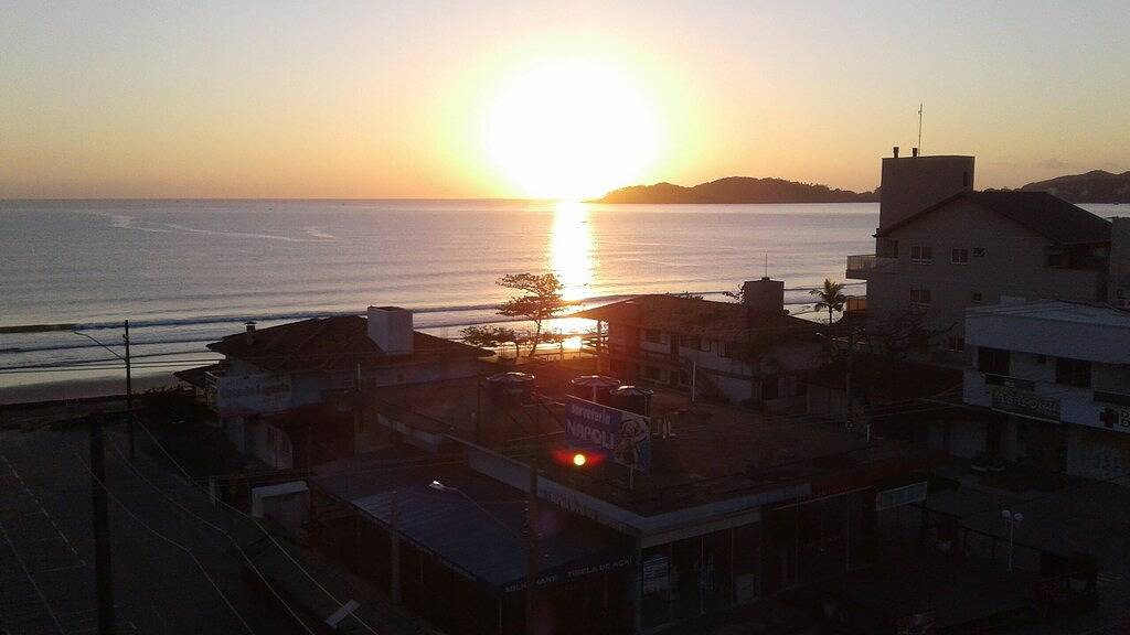 Ganze Wohnung, Große Maisonette-Wohnung 50 Meter vom Strand entfernt, 2 Garagen, Ethernet, Wifi in Bombinhas, Litoral Catarinense