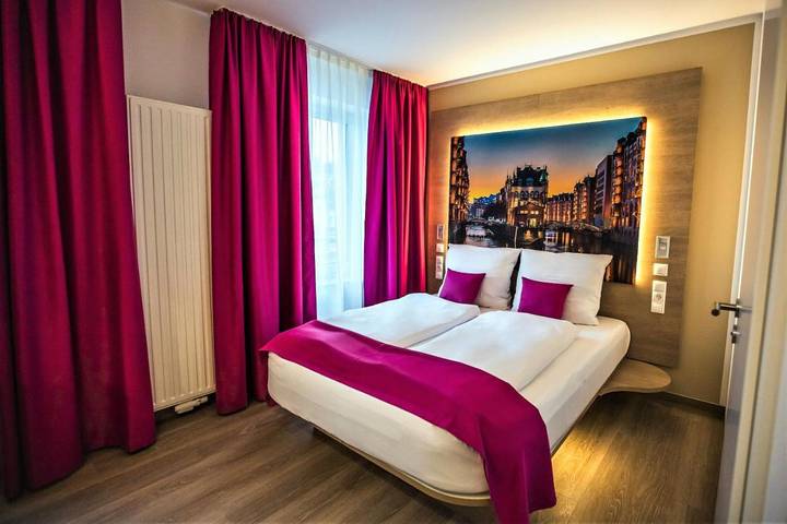 Hotel für 3 Personen, mit Ausblick in Hamburger DOM