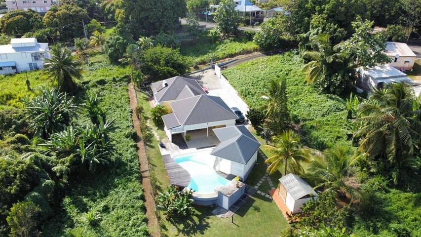 Location de vacances pour 6 personnes, avec jardin ainsi que piscine et jacuzzi à Baie-Mahault - 2