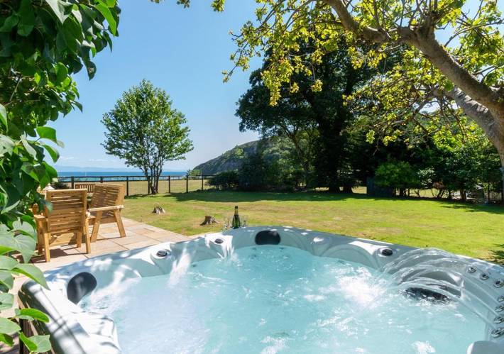 Holiday rental for 8 people, with hot tub and garden as well as terrace in Llanbedrog