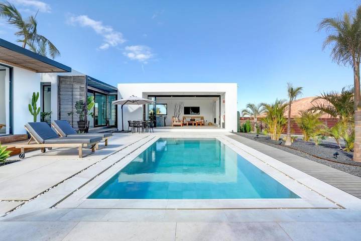 Location de vacances pour 4 personnes, avec piscine ainsi que vue et jardin à Villaverde