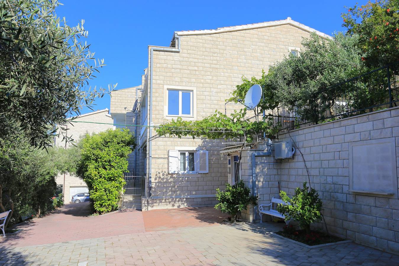 Ganze Wohnung, 2-Zimmer-Ferienwohnung mit Terrasse und Meerblick Duce (Omis) A-2737-c in Dugi Rat, Split-Dalmatien