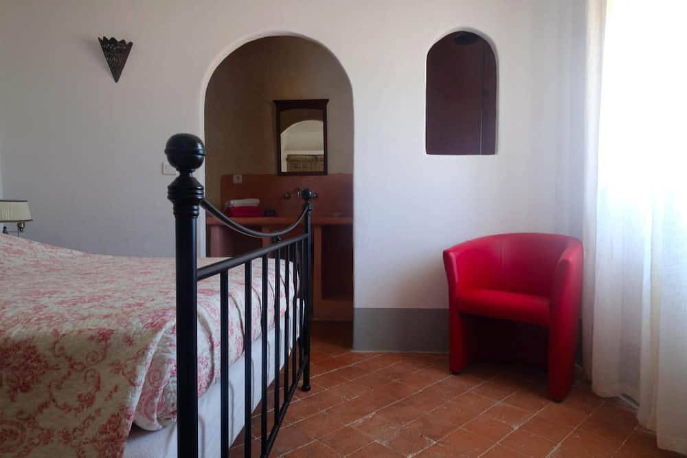 Magnificent Provencal farmhouse for 10 people with swimming pool in Rustrel, Regionaler Naturpark Luberon